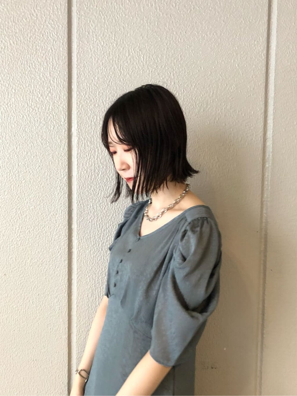 ブルー系のドレス、ホワイト系のその他シューズ、ブルー系のパンプスを着用したレディースの夏コーディネートの7枚目の写真