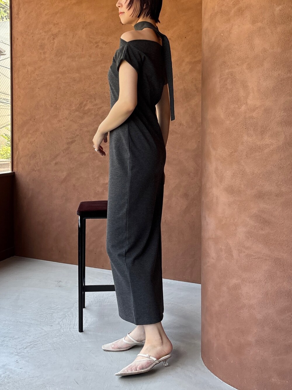 グレー系のワンピース、ホワイト系のサンダルを着用したレディースの夏コーディネートの4枚目の写真