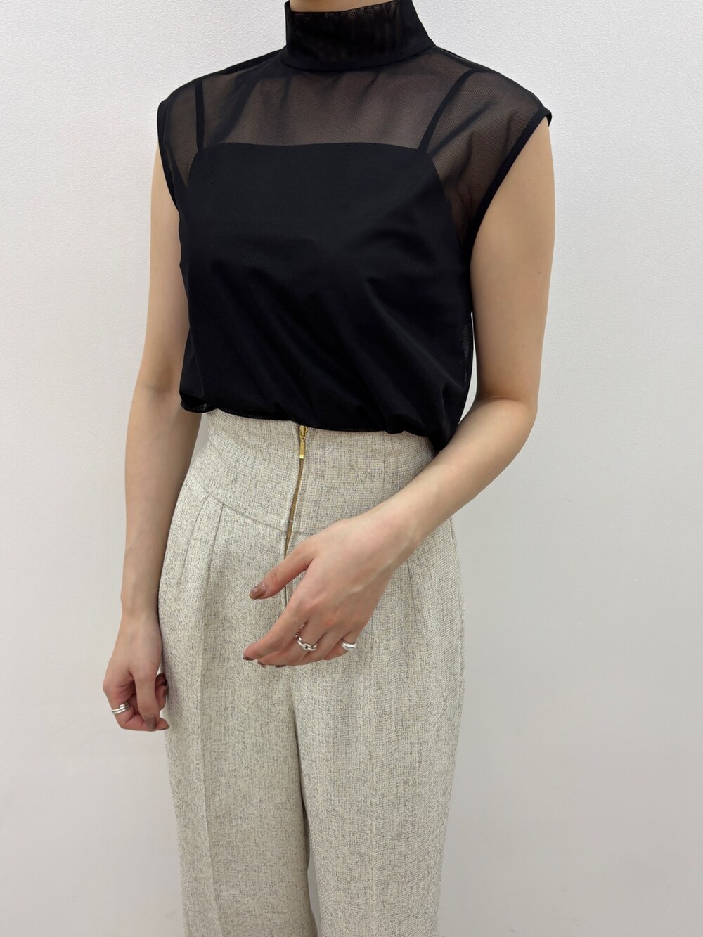 ホワイト系のその他パンツ、ホワイト系のサンダル、ブラック系のTシャツ/カットソーを着用したレディースの春コーディネートの6枚目の写真