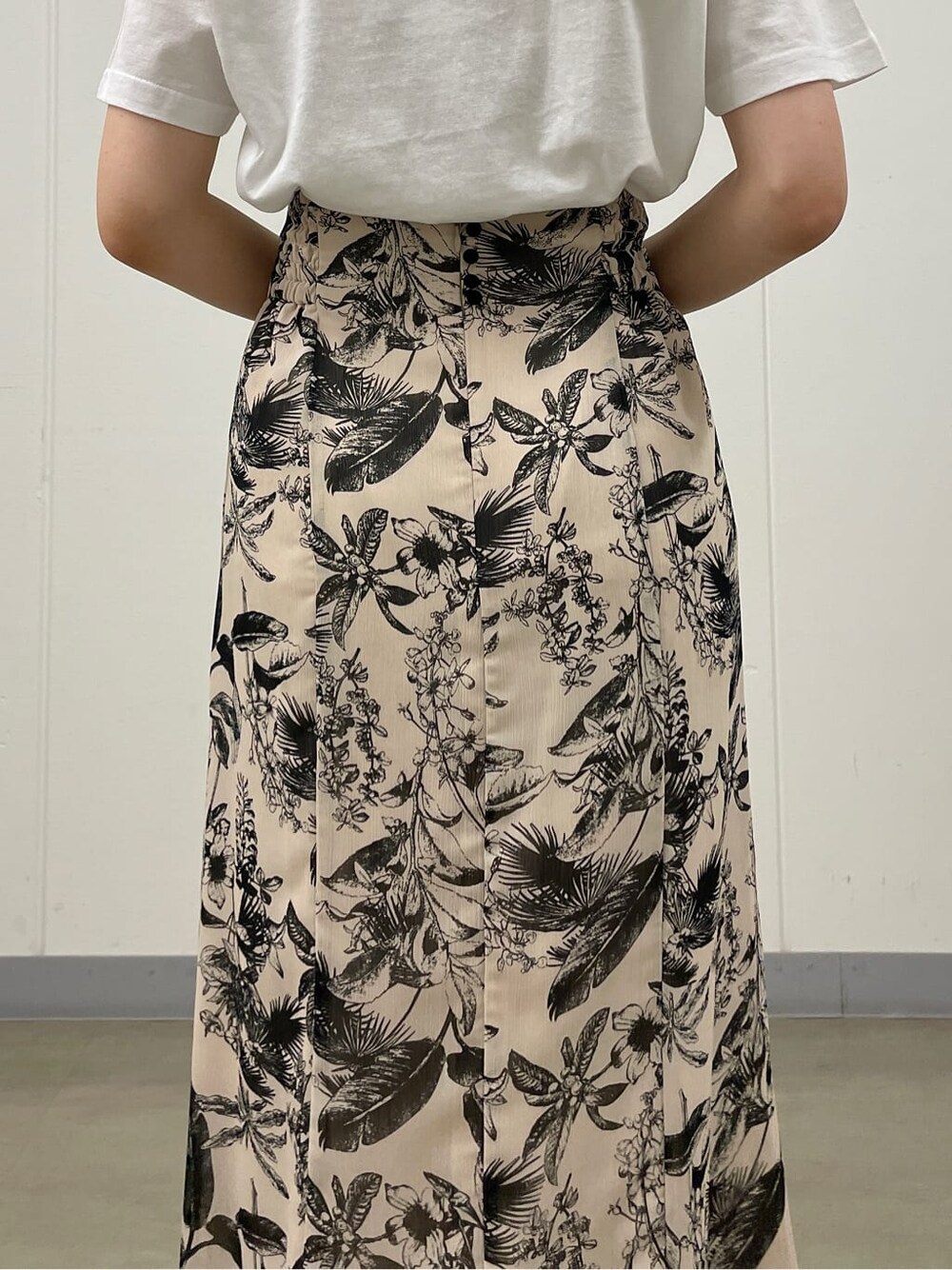 ベージュ系のスニーカー、ホワイト系のTシャツ/カットソー、ベージュ系のスカートを着用したレディースの夏コーディネートの8枚目の写真