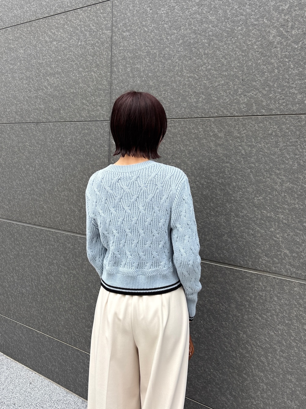 ブルー系のワンピース、ホワイト系のその他パンツ、イエロー系のハンドバッグを着用したレディースの冬コーディネートの5枚目の写真