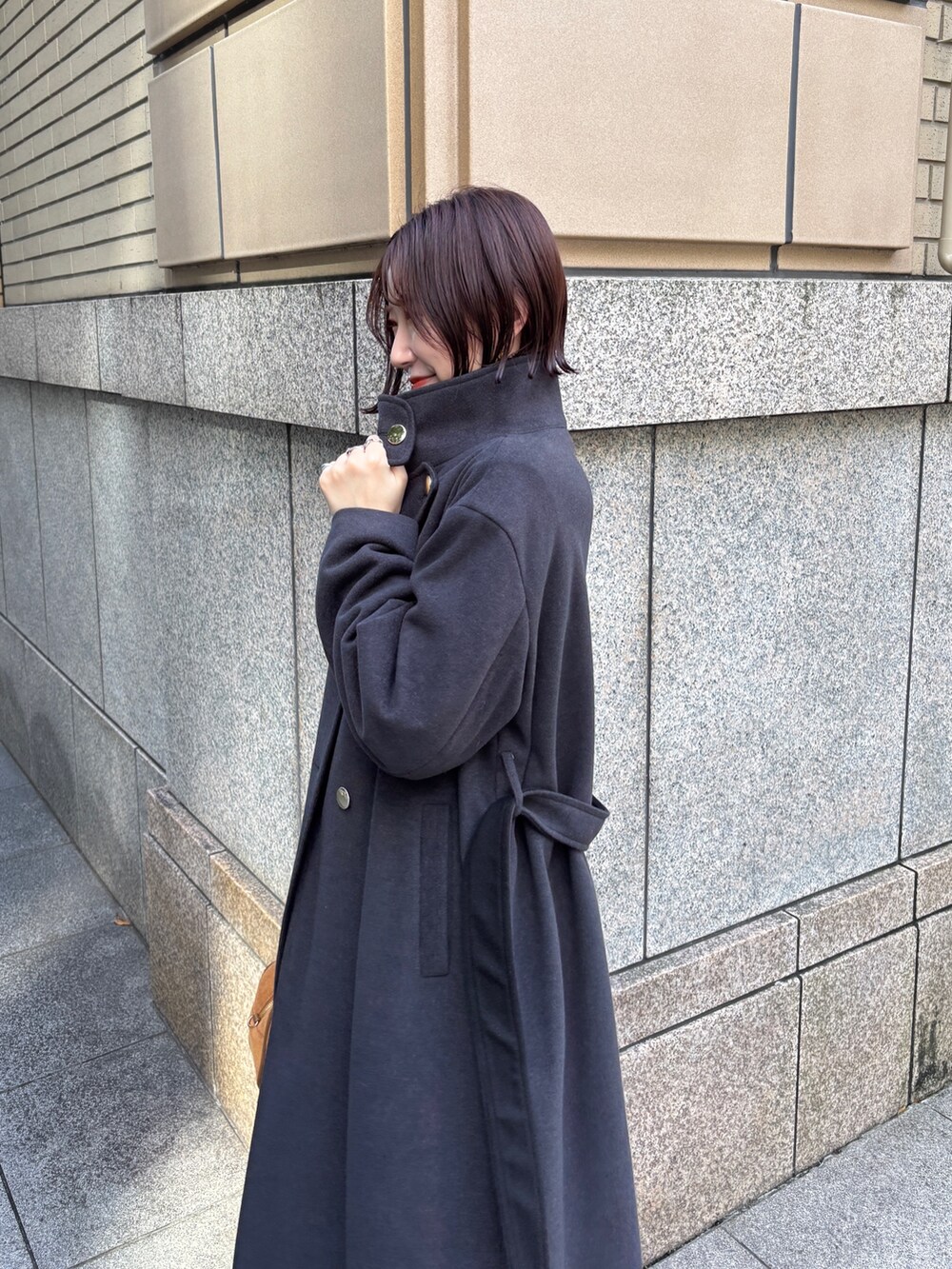 ベージュ系のその他パンツ、イエロー系のカーディガン/ボレロ、イエロー系のハンドバッグを着用したレディースの秋コーディネートの7枚目の写真