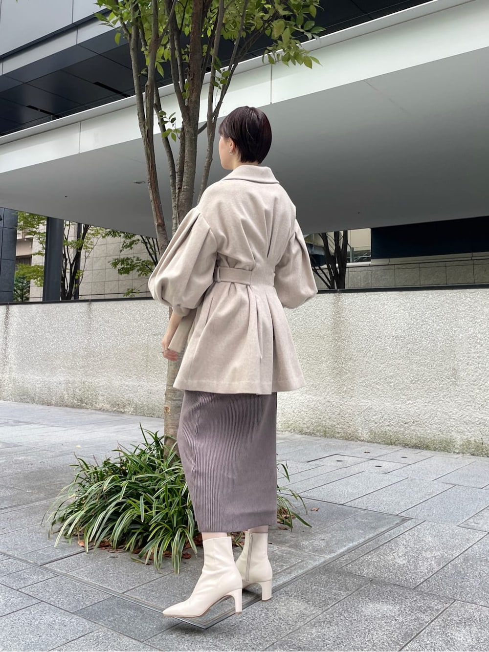 ホワイト系のその他シューズ、ベージュ系のその他アウター、ベージュ系のワンピースを着用したレディースの冬コーディネートの4枚目の写真