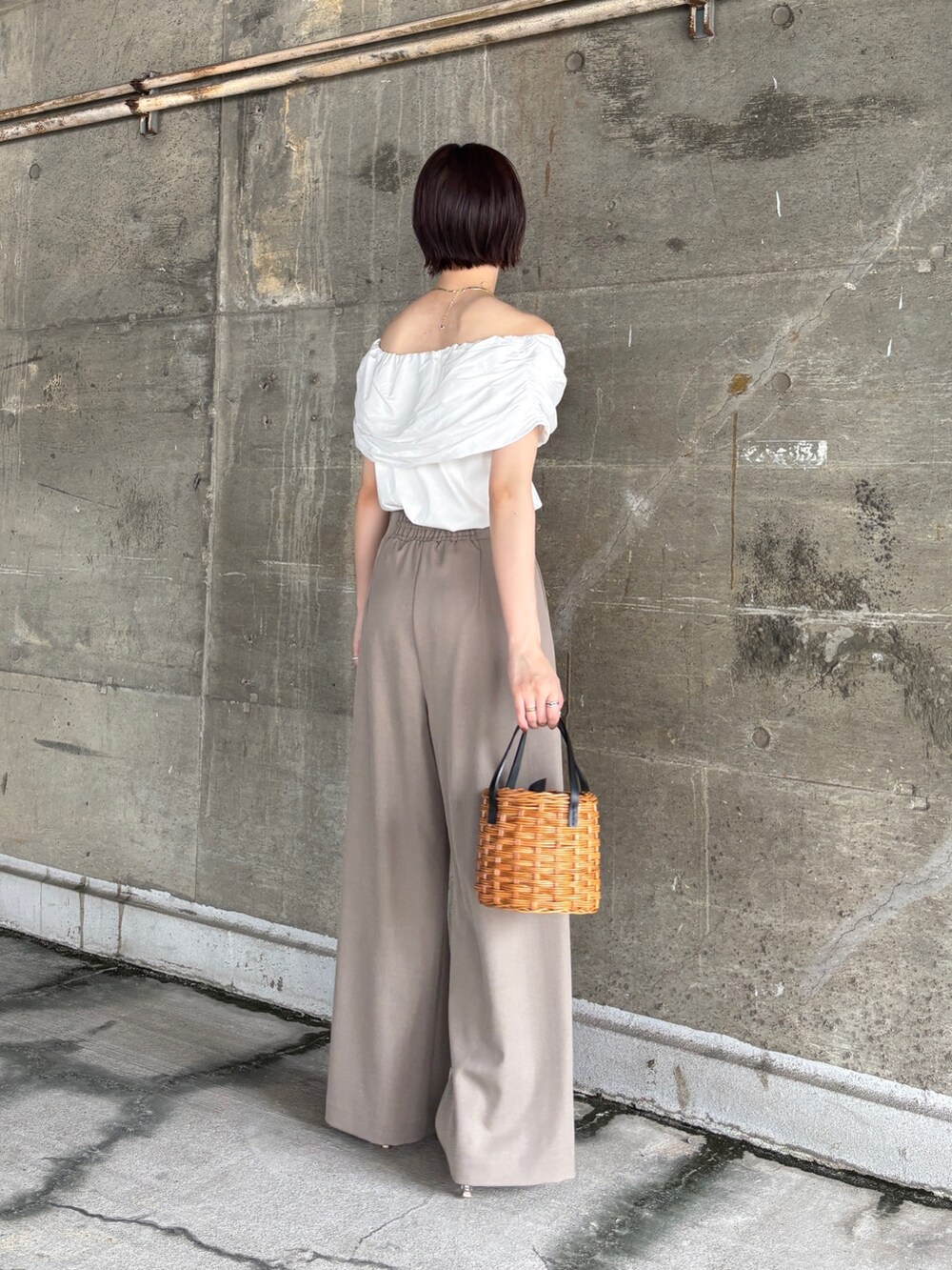 ブラウン系のその他パンツ、ブラウン系のハンドバッグ、ブラック系のサンダルを着用したレディースの夏コーディネートの3枚目の写真