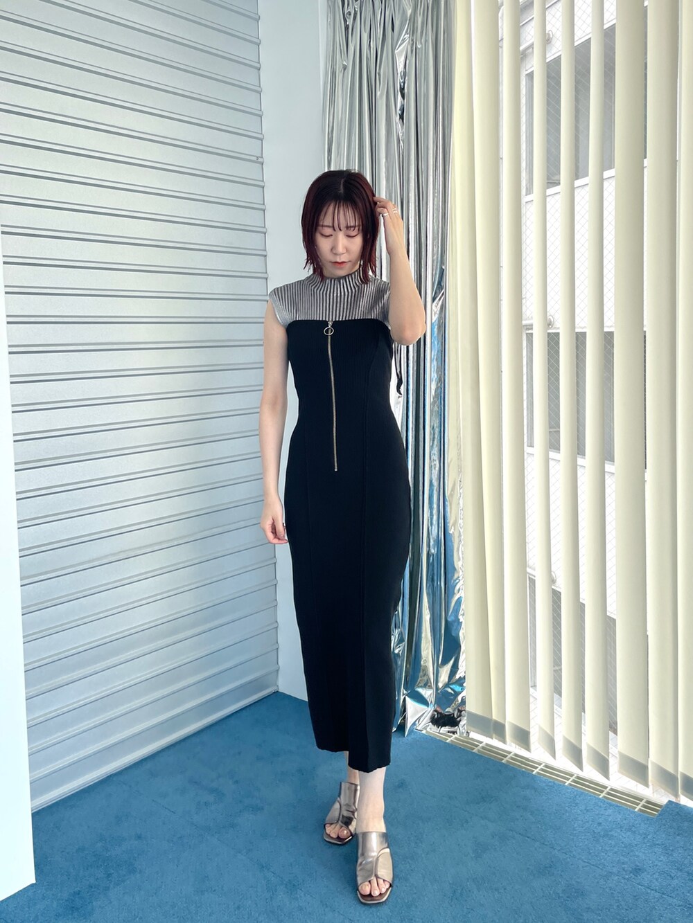 その他のサンダル、ブラック系のワンピース、ブラック系のニット/セーターを着用したレディースの夏コーディネートの2枚目の写真