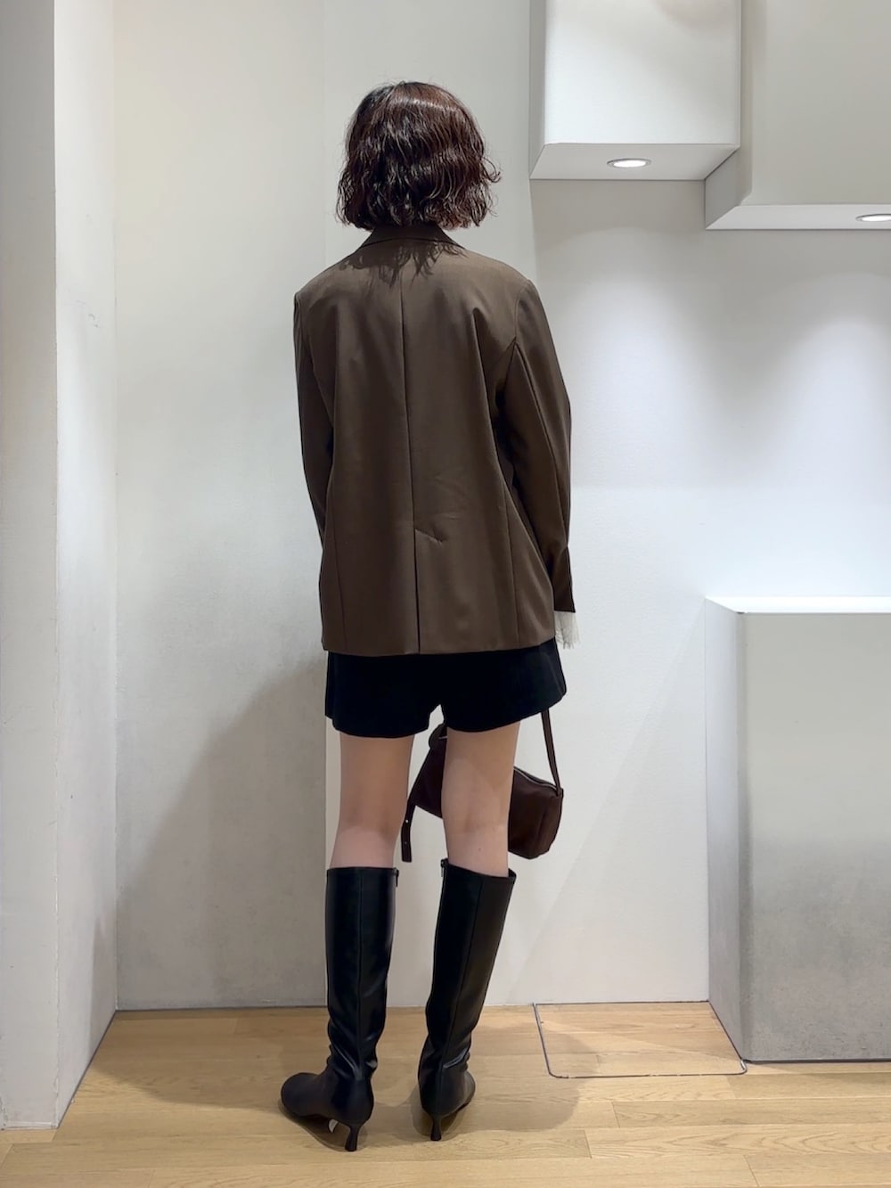 ブラック系のその他パンツ、ブラウン系のテーラードジャケット、ブラウン系のカーディガン/ボレロを着用したレディースの秋コーディネートの4枚目の写真