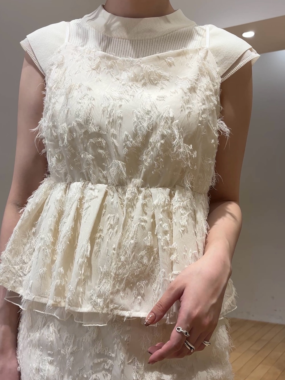 ホワイト系のスカート、ホワイト系のキャミソール、ホワイト系のニット/セーターを着用したレディースの夏コーディネートの7枚目の写真