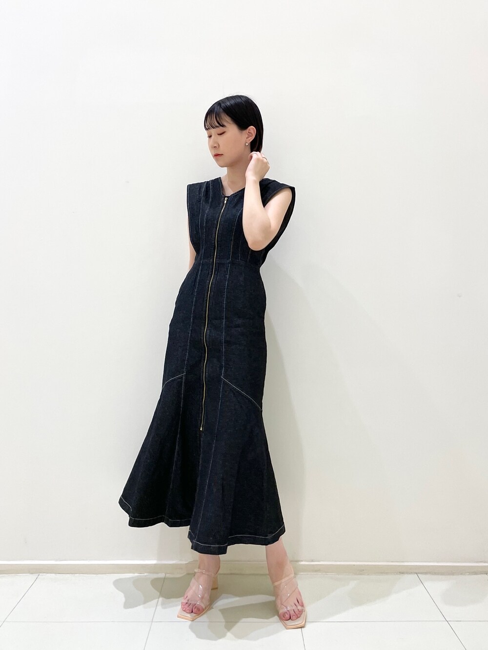 ブラック系のワンピース、ベージュ系のカーディガン/ボレロを着用したレディースの春コーディネートの7枚目の写真