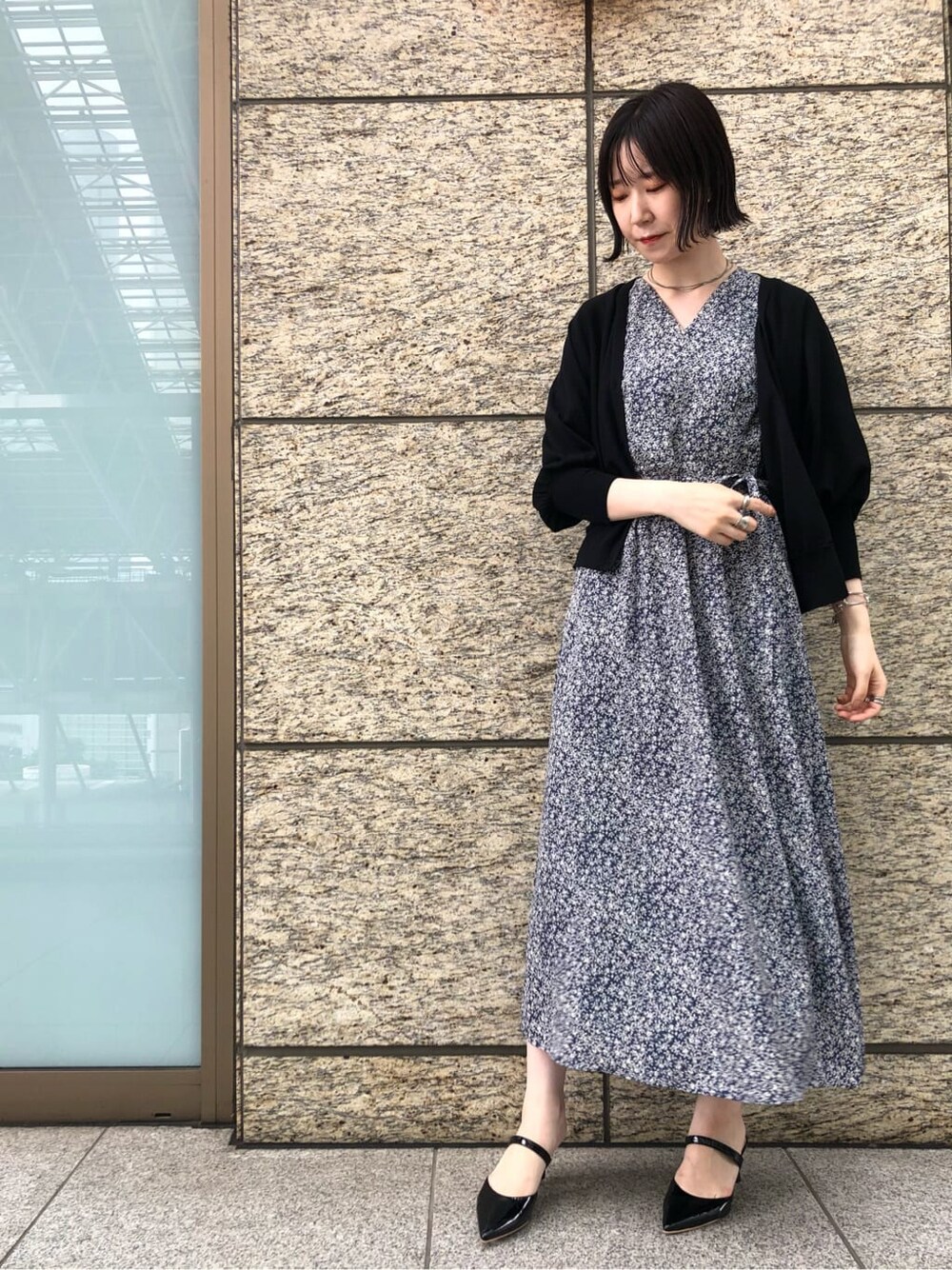 ブラック系のその他シューズ、ブルー系のワンピース、ホワイト系のスニーカーを着用したレディースの夏コーディネートの7枚目の写真