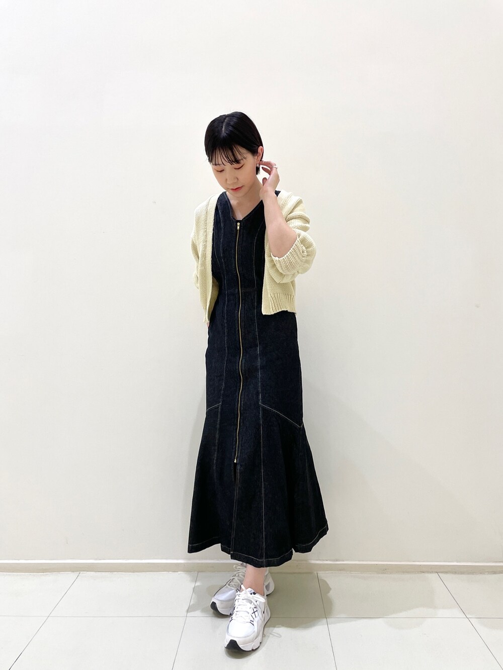 ブラック系のワンピース、ベージュ系のカーディガン/ボレロ、その他のサンダルを着用したレディースの春コーディネートの7枚目の写真