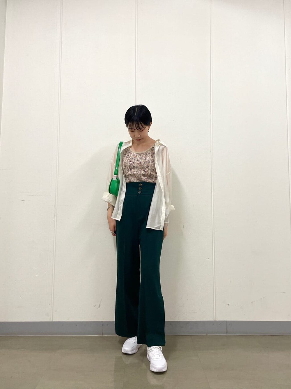 ホワイト系のシャツ/ブラウス、グリーン系のその他パンツ、ホワイト系のスニーカーを着用したレディースの夏コーディネートの8枚目の写真