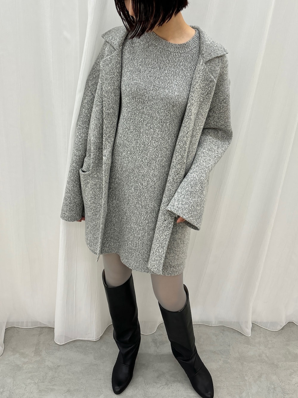 グレー系のワンピース、グレー系のテーラードジャケットを着用したレディースの秋コーディネートの4枚目の写真