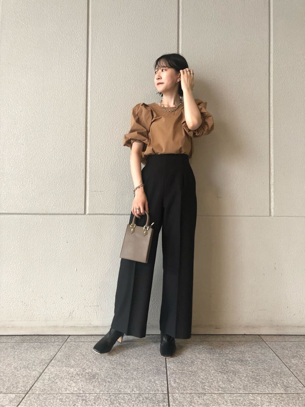 ブラウン系のシャツ/ブラウス、ブラック系のその他パンツ、ブラック系のその他シューズを着用したレディースの夏コーディネートの2枚目の写真