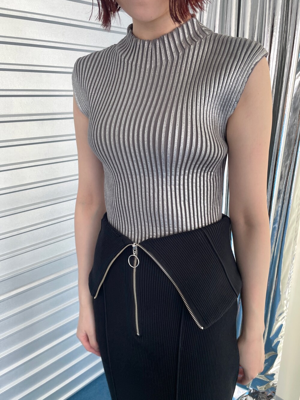 その他のサンダル、ブラック系のワンピース、ブラック系のニット/セーターを着用したレディースの夏コーディネートの9枚目の写真