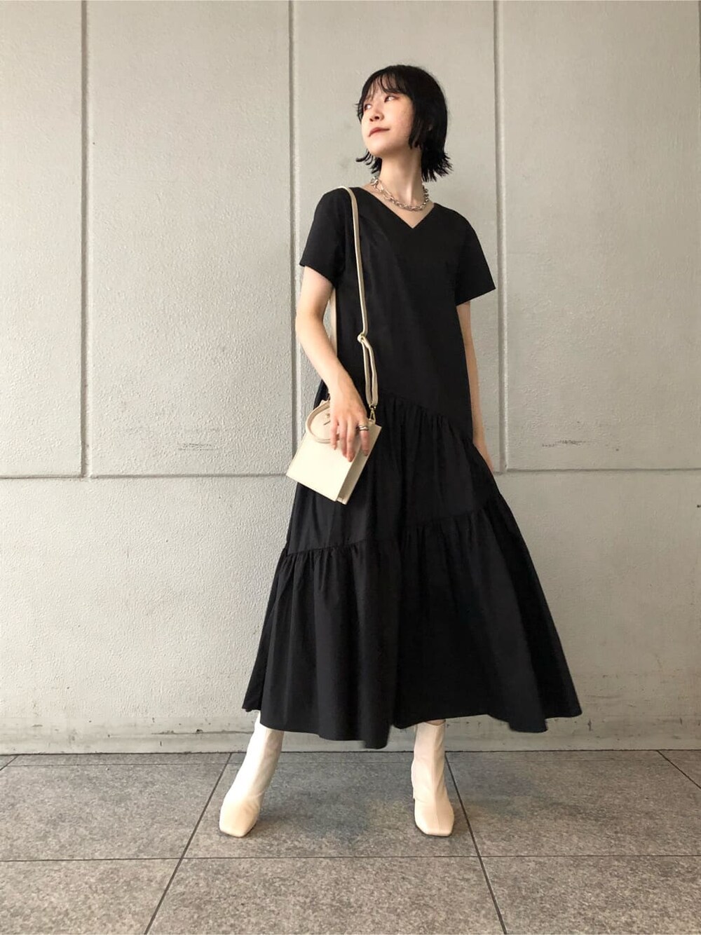 ブラック系のワンピース、ホワイト系のその他シューズ、ホワイト系のスニーカーを着用したレディースの夏コーディネートの2枚目の写真