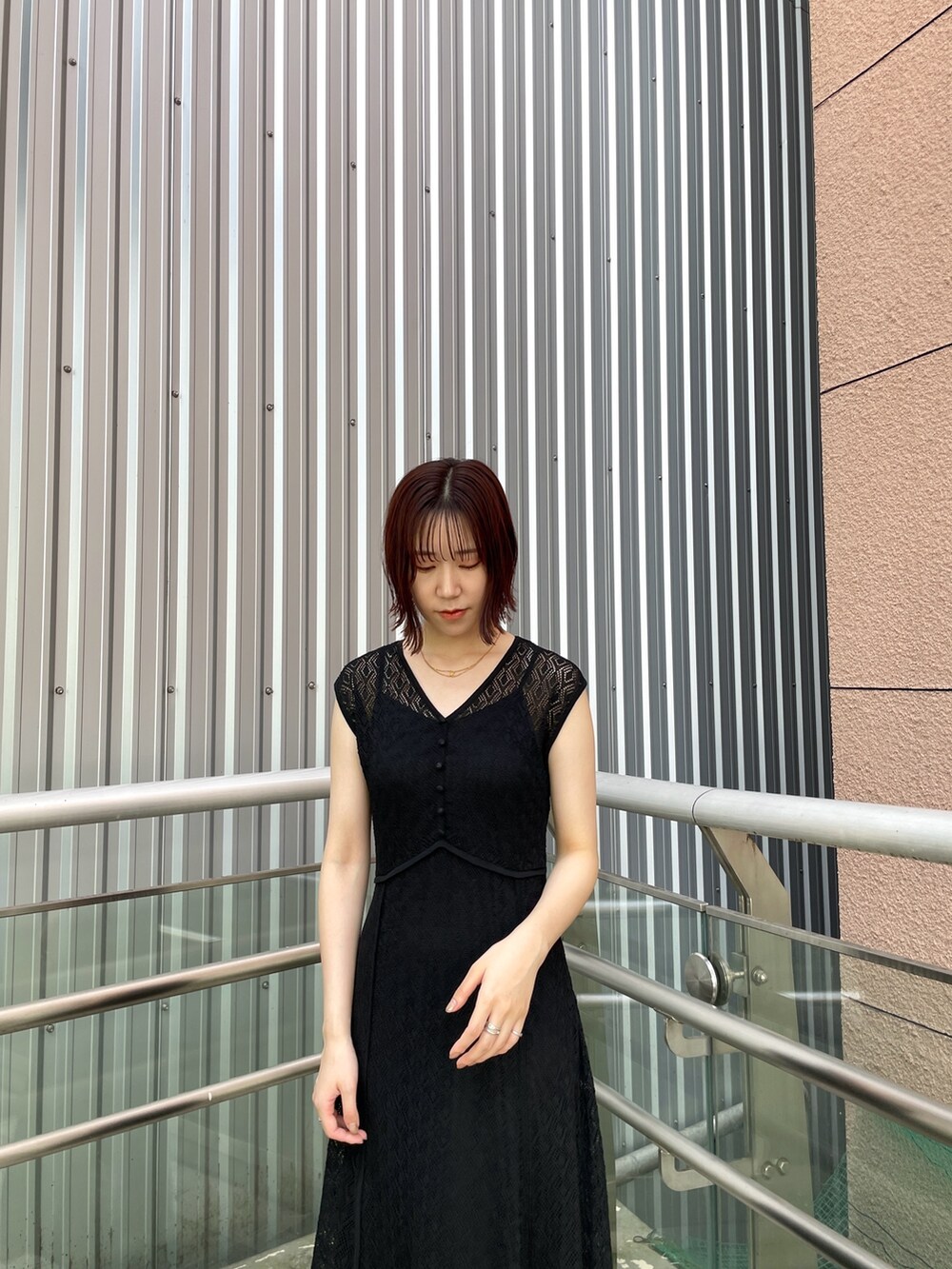 ブラック系のサンダル、ブラック系のワンピースを着用したレディースの夏コーディネートの6枚目の写真