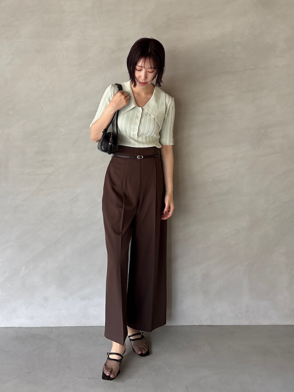 ブラウン系のその他パンツ、グリーン系のニット/セーター、ブラック系のサンダルを着用したレディースの夏コーディネートの2枚目の写真