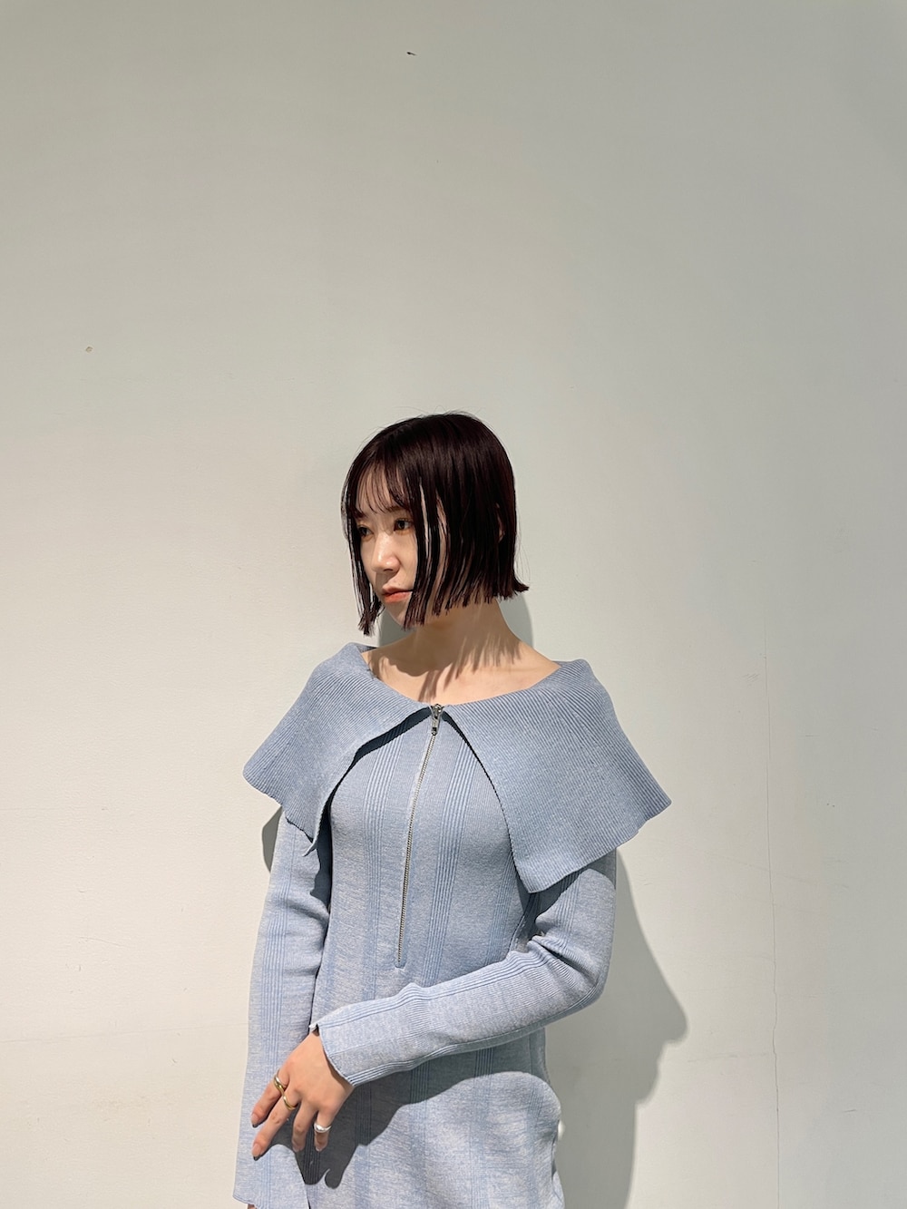 ブルー系のワンピース、シルバー系のパンプスを着用したレディースの春コーディネートの6枚目の写真