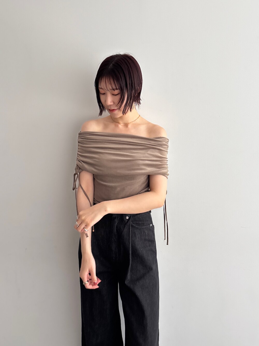 ブラック系のデニムパンツ、ブラウン系のTシャツ/カットソーを着用したレディースの夏コーディネートの5枚目の写真