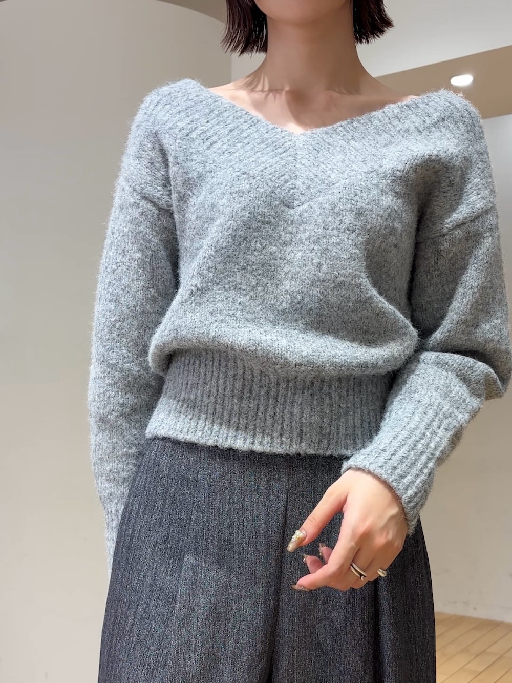 グレー系のその他パンツ、グレー系のニット/セーター、ホワイト系のショルダーバッグを着用したレディースの冬コーディネートの6枚目の写真