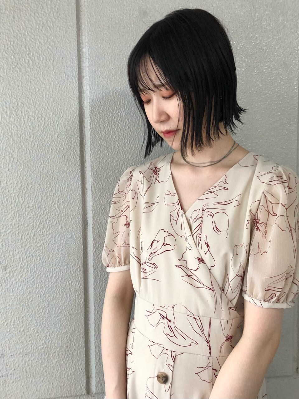 ブラック系のその他シューズ、ホワイト系のハンドバッグ、ホワイト系のワンピースを着用したレディースの夏コーディネートの3枚目の写真