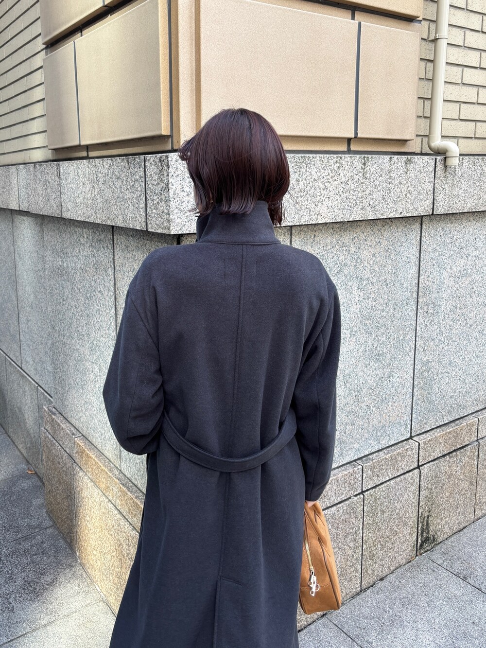 ベージュ系のその他パンツ、イエロー系のカーディガン/ボレロ、イエロー系のハンドバッグを着用したレディースの秋コーディネートの8枚目の写真