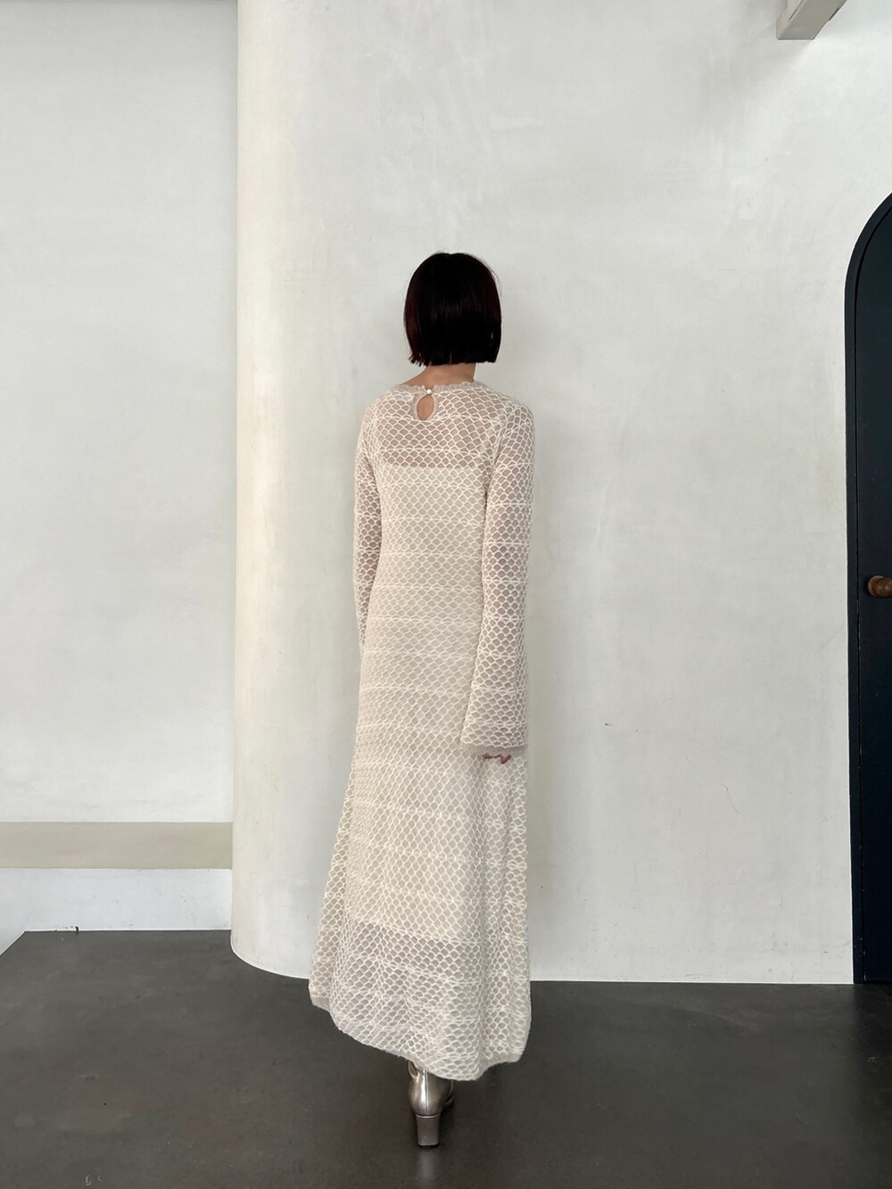 ホワイト系のワンピース、シルバー系のブーツ、ホワイト系のダウンジャケット/コートを着用したレディースの秋コーディネートの3枚目の写真