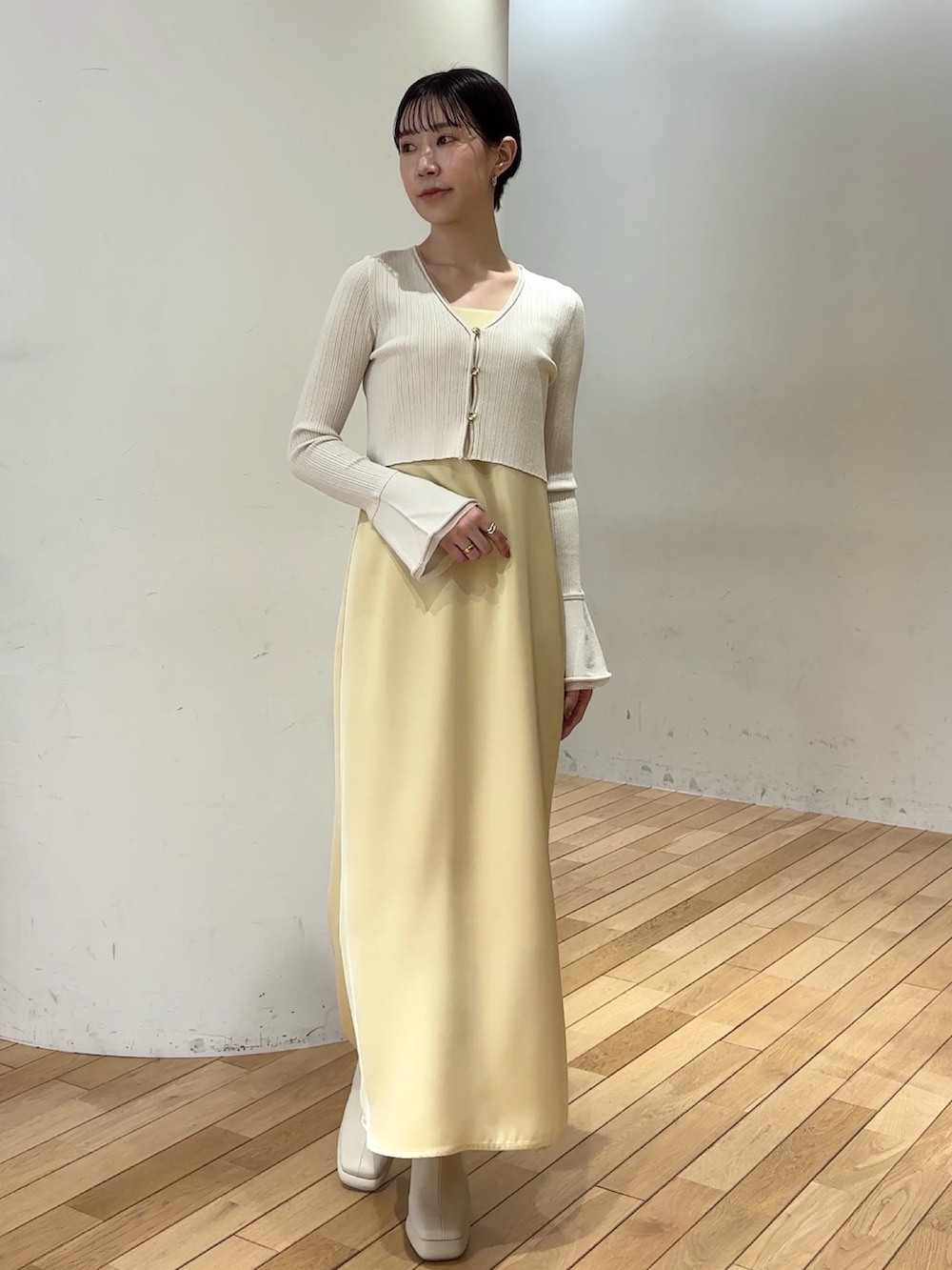 ホワイト系のワンピース、ホワイト系のテーラードジャケット、ブラック系のショルダーバッグを着用したレディースの春コーディネートの7枚目の写真