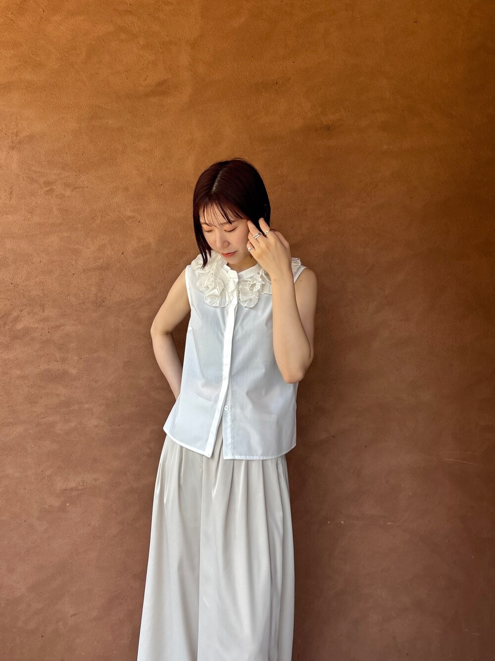 ホワイト系のその他パンツ、ホワイト系のシャツ/ブラウス、ブラック系のサンダルを着用したレディースの夏コーディネートの7枚目の写真