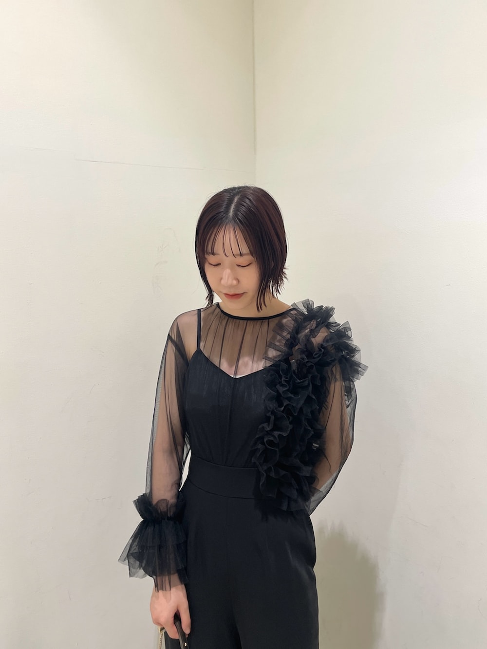 その他のパンプス、その他のクラッチバッグ、ブラック系のパンツドレスを着用したレディースの夏コーディネートの4枚目の写真