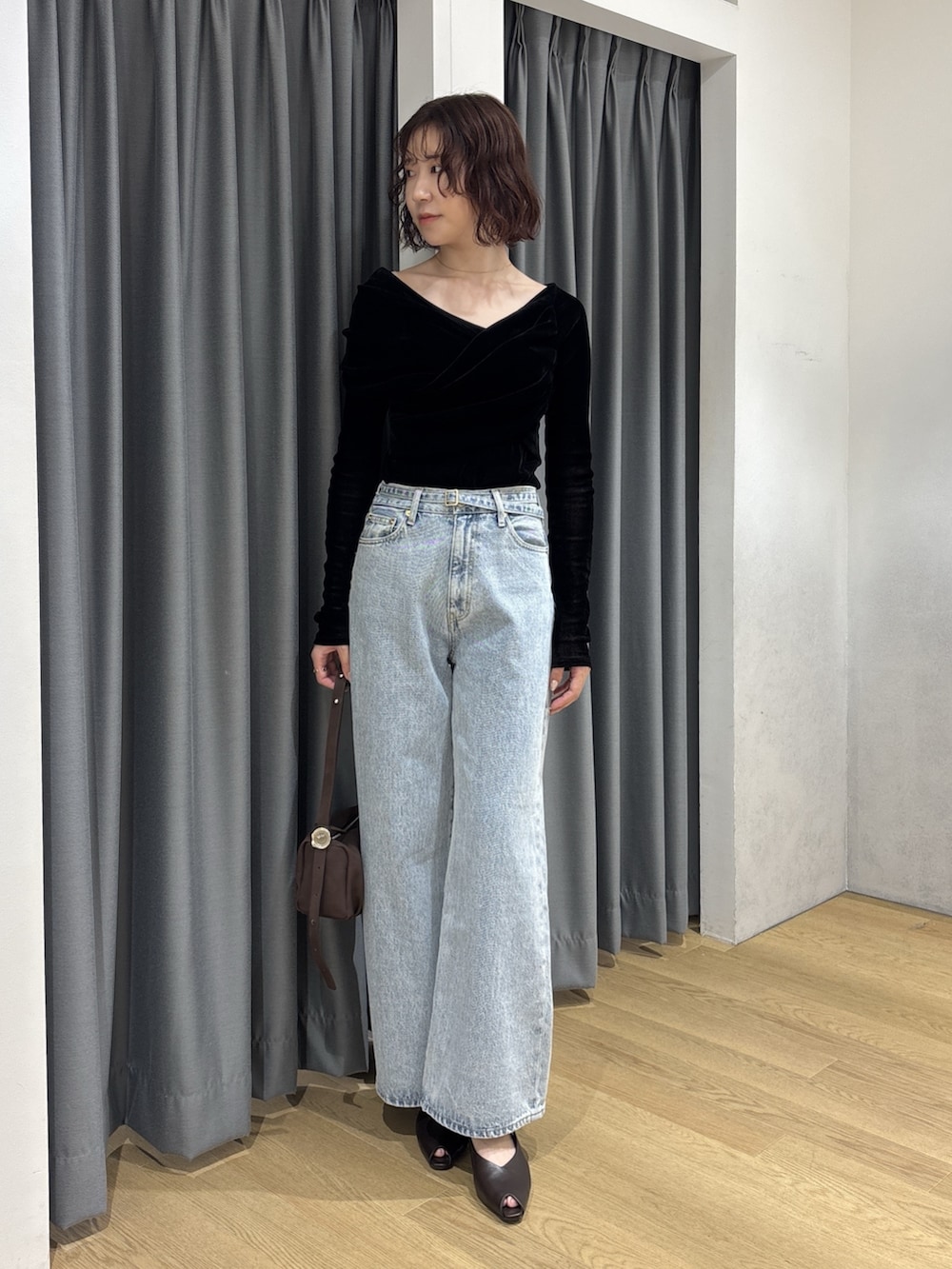 ブラウン系のその他アウター、ブラック系のTシャツ/カットソー、ブルー系のデニムパンツを着用したレディースの秋コーディネートの5枚目の写真