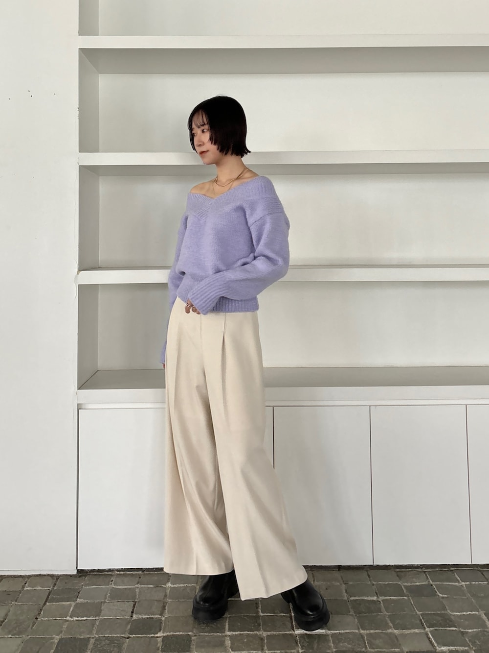 ホワイト系のその他パンツ、パープル系のニット/セーター、ブラック系のブーツを着用したレディースの冬コーディネートの2枚目の写真