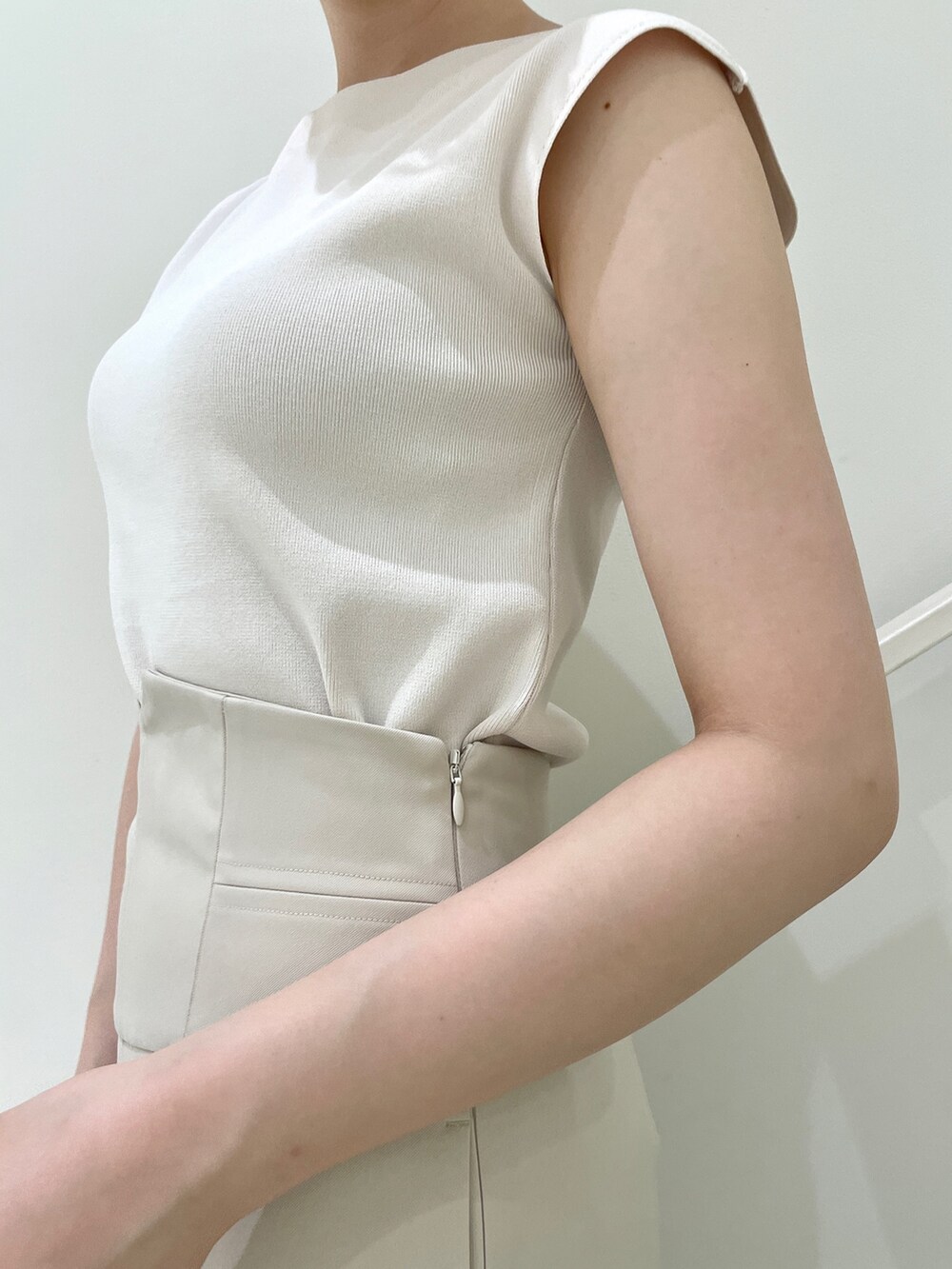 ブラック系のサンダル、ホワイト系のハンドバッグ、ホワイト系のその他パンツを着用したレディースの春コーディネートの8枚目の写真