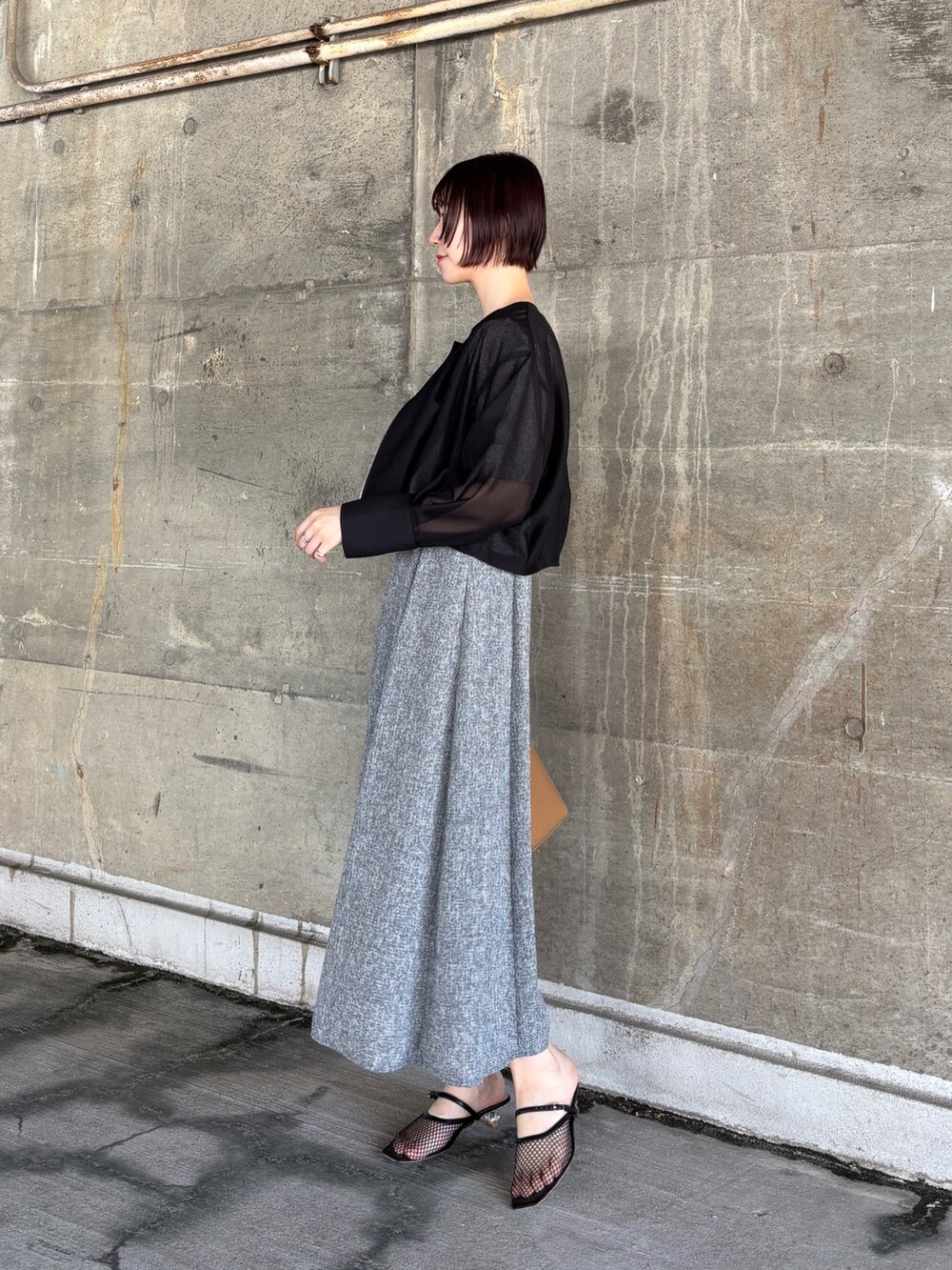 ブラック系のワンピース、ブラック系のブルゾン、ブラック系のサンダルを着用したレディースの夏コーディネートの3枚目の写真