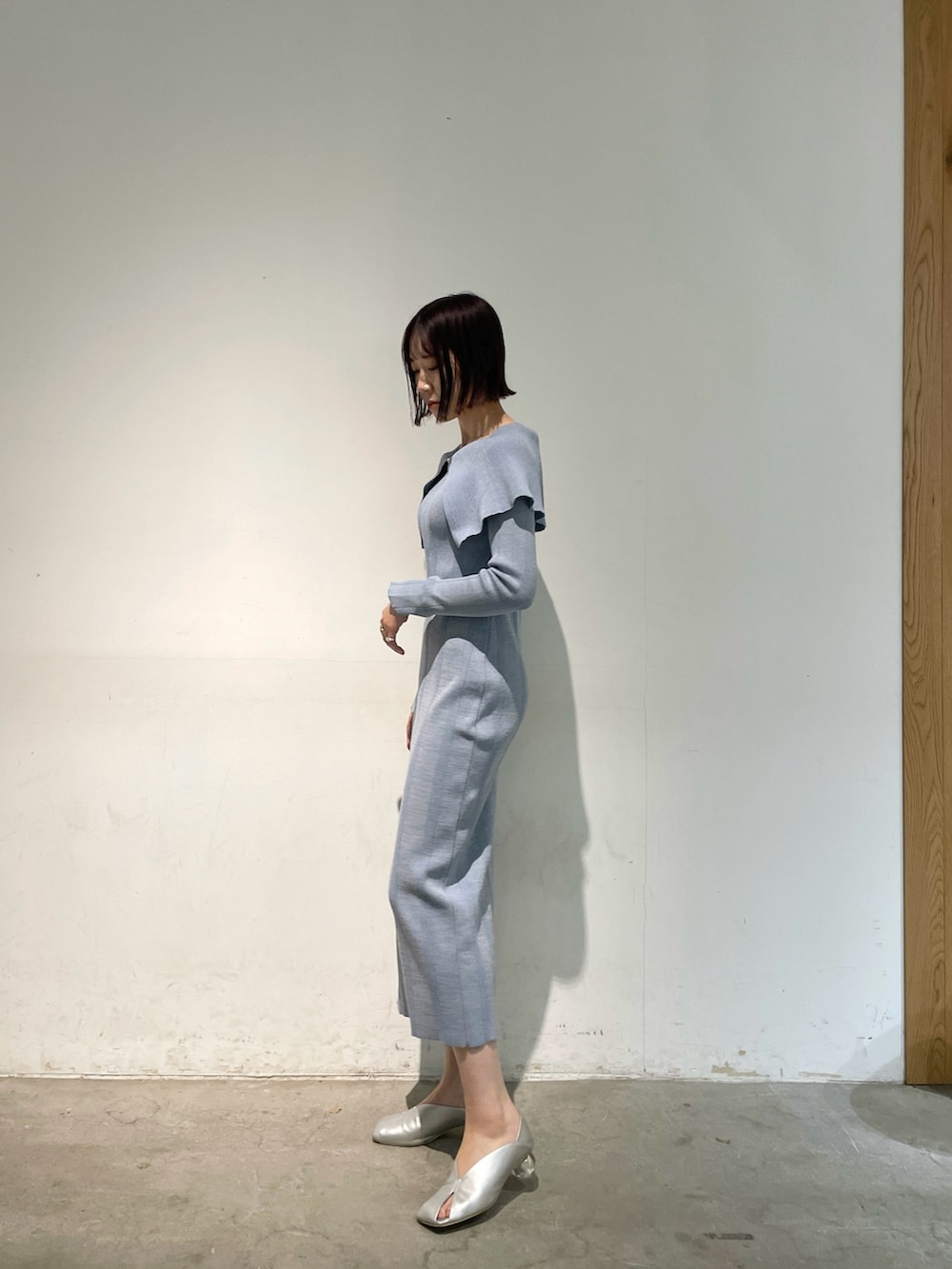 ブルー系のワンピース、シルバー系のパンプスを着用したレディースの春コーディネートの4枚目の写真