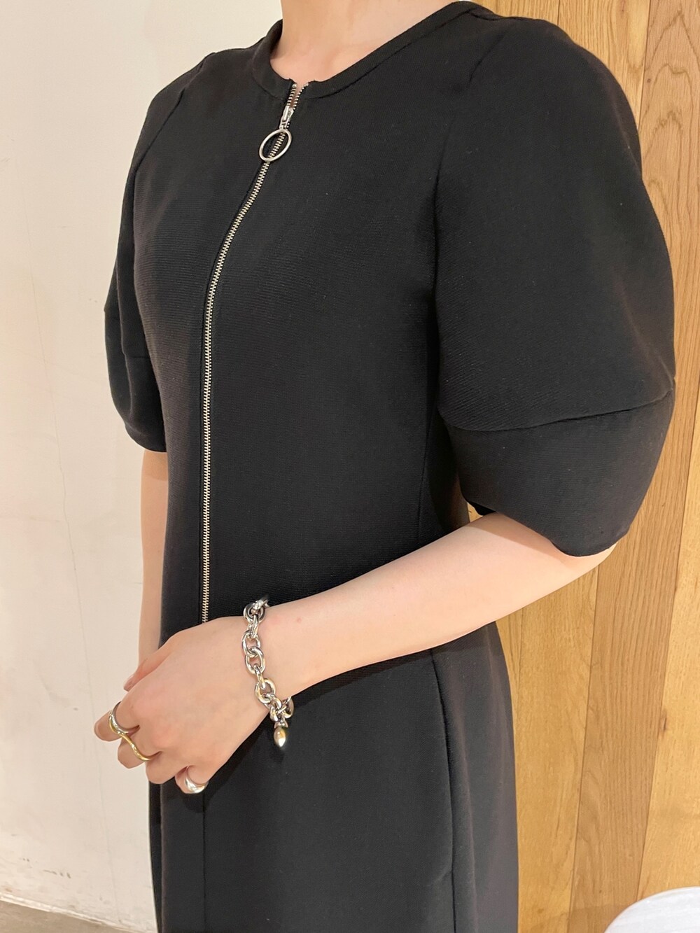 シルバー系のパンプス、ブラック系のワンピースを着用したレディースの春コーディネートの8枚目の写真