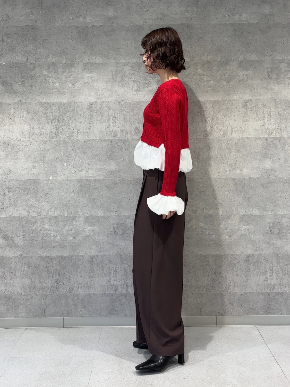 ブラウン系のその他パンツ、ブラウン系のハンドバッグ、ブラック系のブーツを着用したレディースの秋コーディネートの2枚目の写真