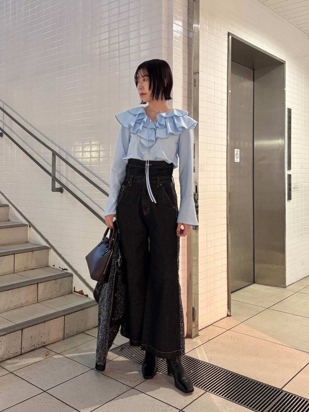 ブルー系のシャツ/ブラウス、ブラック系のデニムジャケット、ブラック系のデニムパンツを着用したレディースの冬コーディネートの4枚目の写真