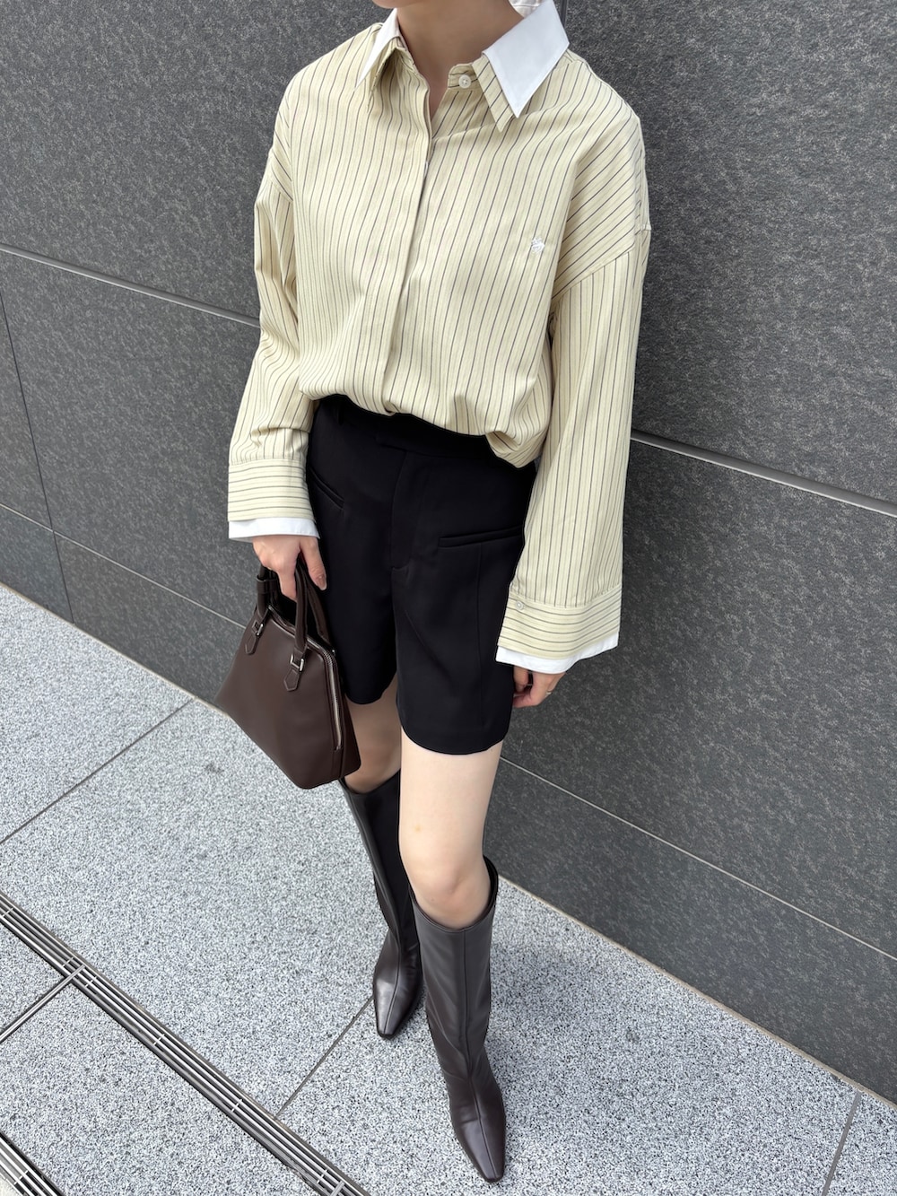 イエロー系のシャツ/ブラウス、ブラック系のその他パンツ、ブラウン系のブーツを着用したレディースの秋コーディネートの4枚目の写真