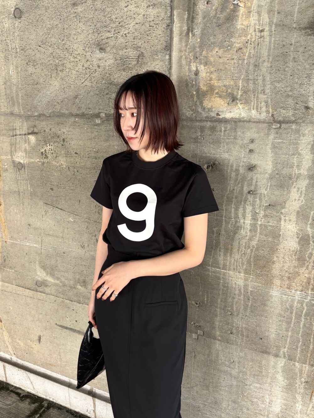 ブラック系のスカート、ブラック系のTシャツ/カットソーを着用したレディースの冬コーディネートの5枚目の写真