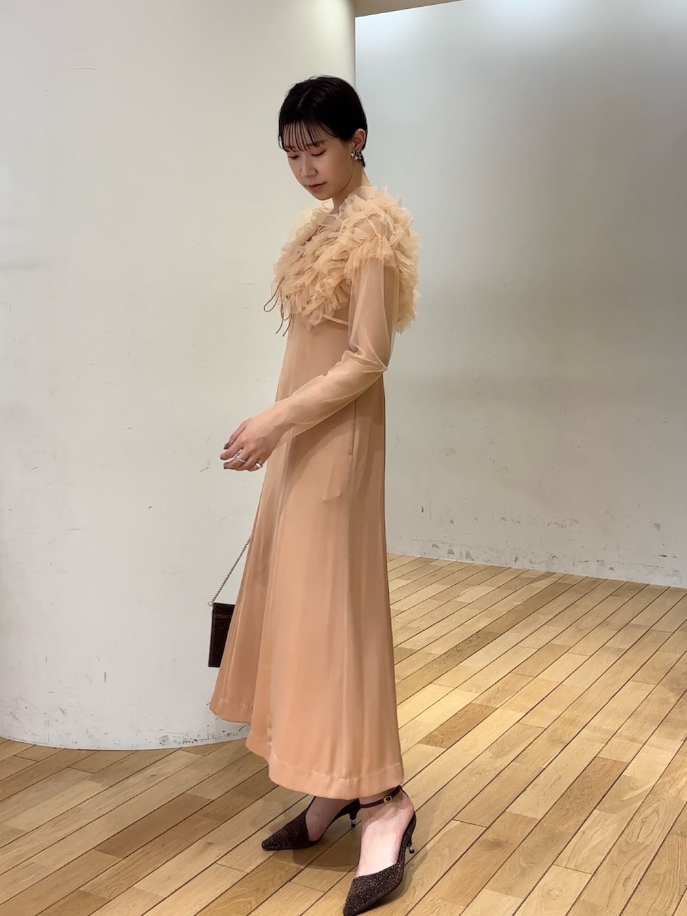 オレンジ系のドレス、その他のクラッチバッグ、その他のパンプスを着用したレディースの春コーディネートの3枚目の写真