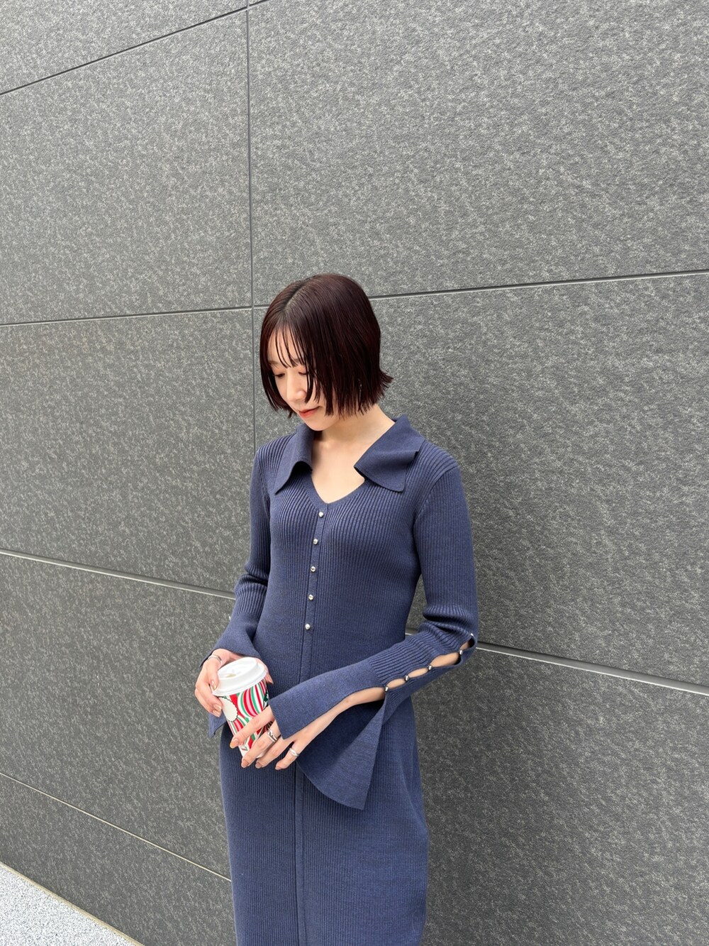 ブルー系のワンピース、グレー系のブルゾンを着用したレディースの秋コーディネートの4枚目の写真