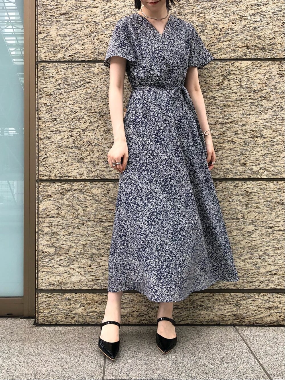 ブラック系のその他シューズ、ブルー系のワンピース、ホワイト系のスニーカーを着用したレディースの夏コーディネートの4枚目の写真