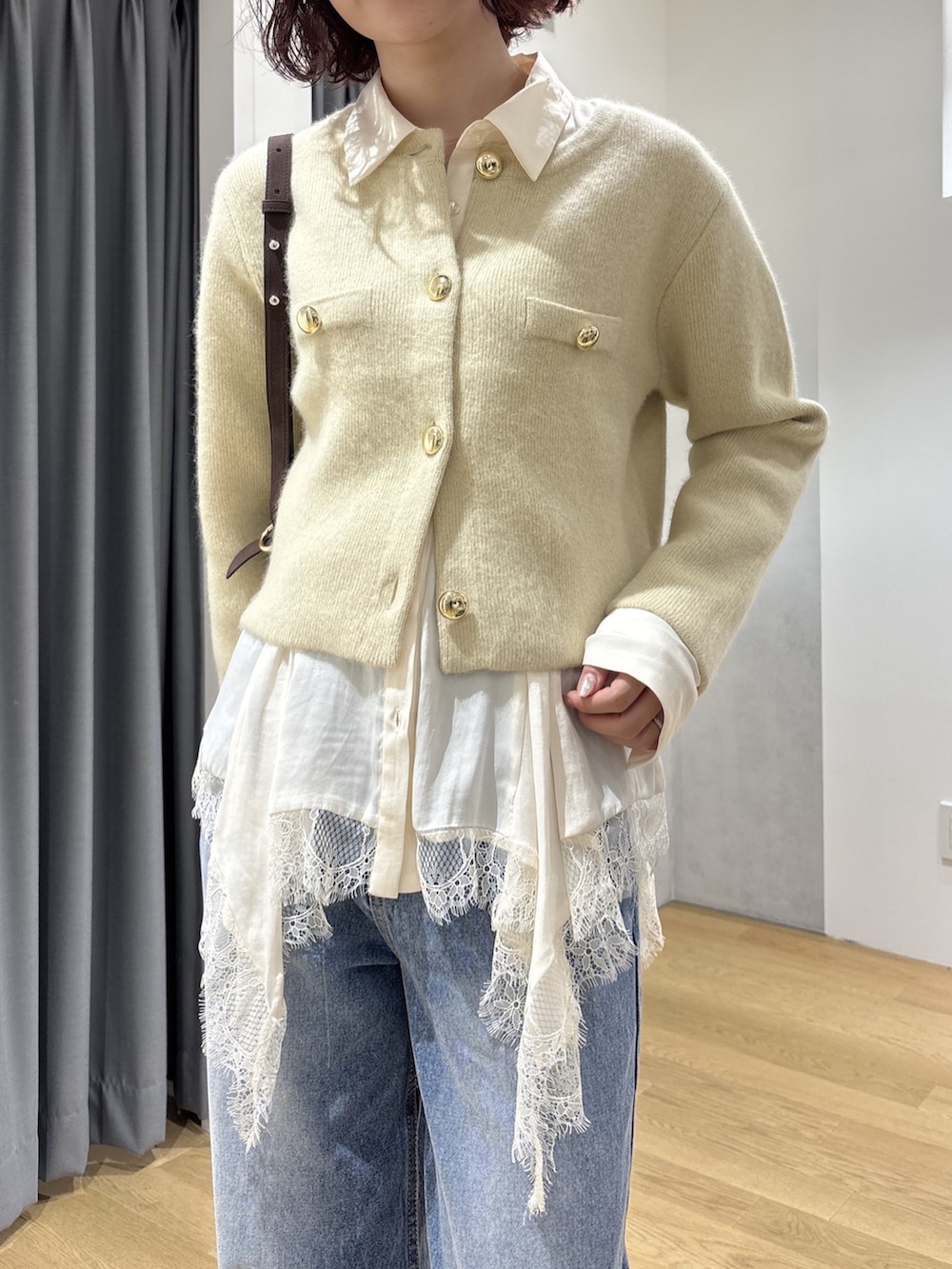 ホワイト系のシャツ/ブラウス、イエロー系のノーカラージャケット、ブルー系のデニムパンツを着用したレディースの秋コーディネートの4枚目の写真