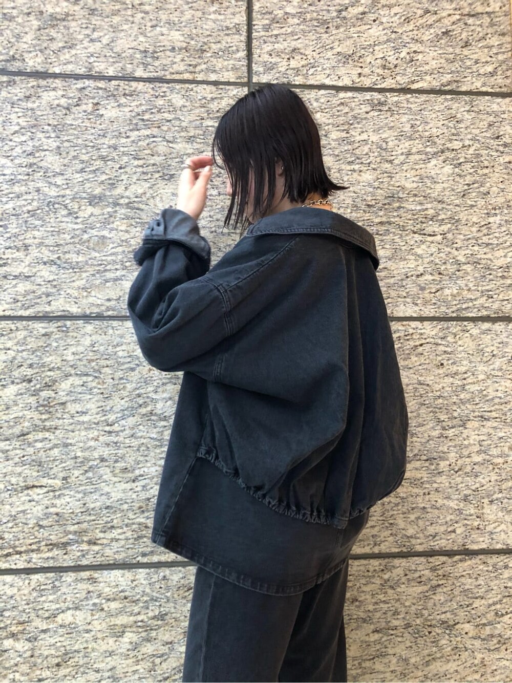 ブラック系のシャツ/ブラウス、ブラック系のデニムジャケット、ホワイト系のその他シューズを着用したレディースの夏コーディネートの7枚目の写真