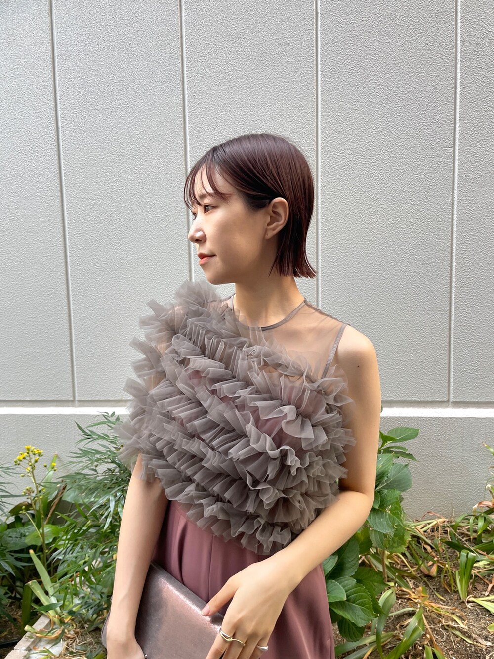 ピンク系のパンツドレス、シルバー系のハンドバッグ、その他のパンプスを着用したレディースの秋コーディネートの7枚目の写真