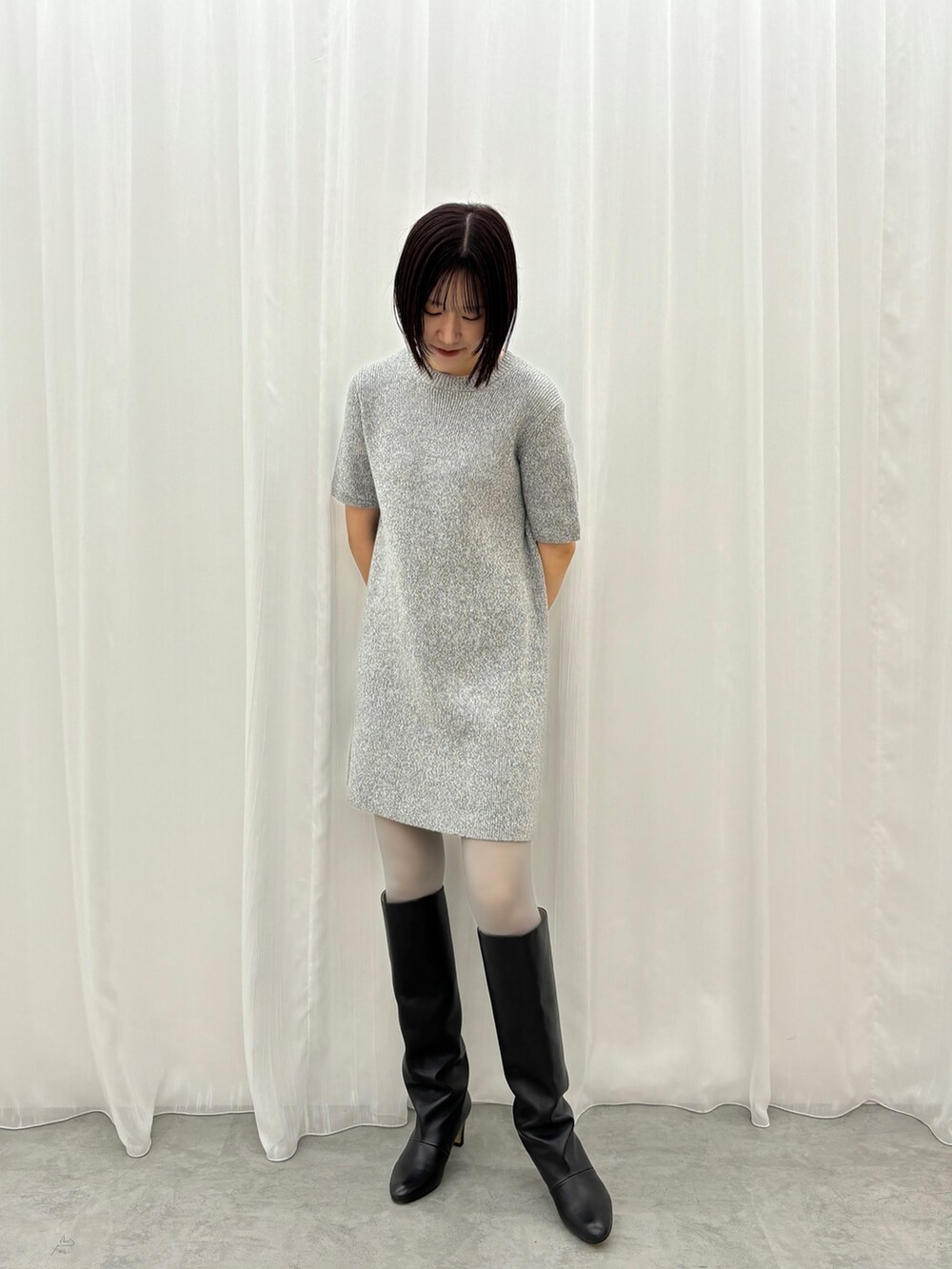 グレー系のワンピース、グレー系のテーラードジャケットを着用したレディースの秋コーディネートの5枚目の写真