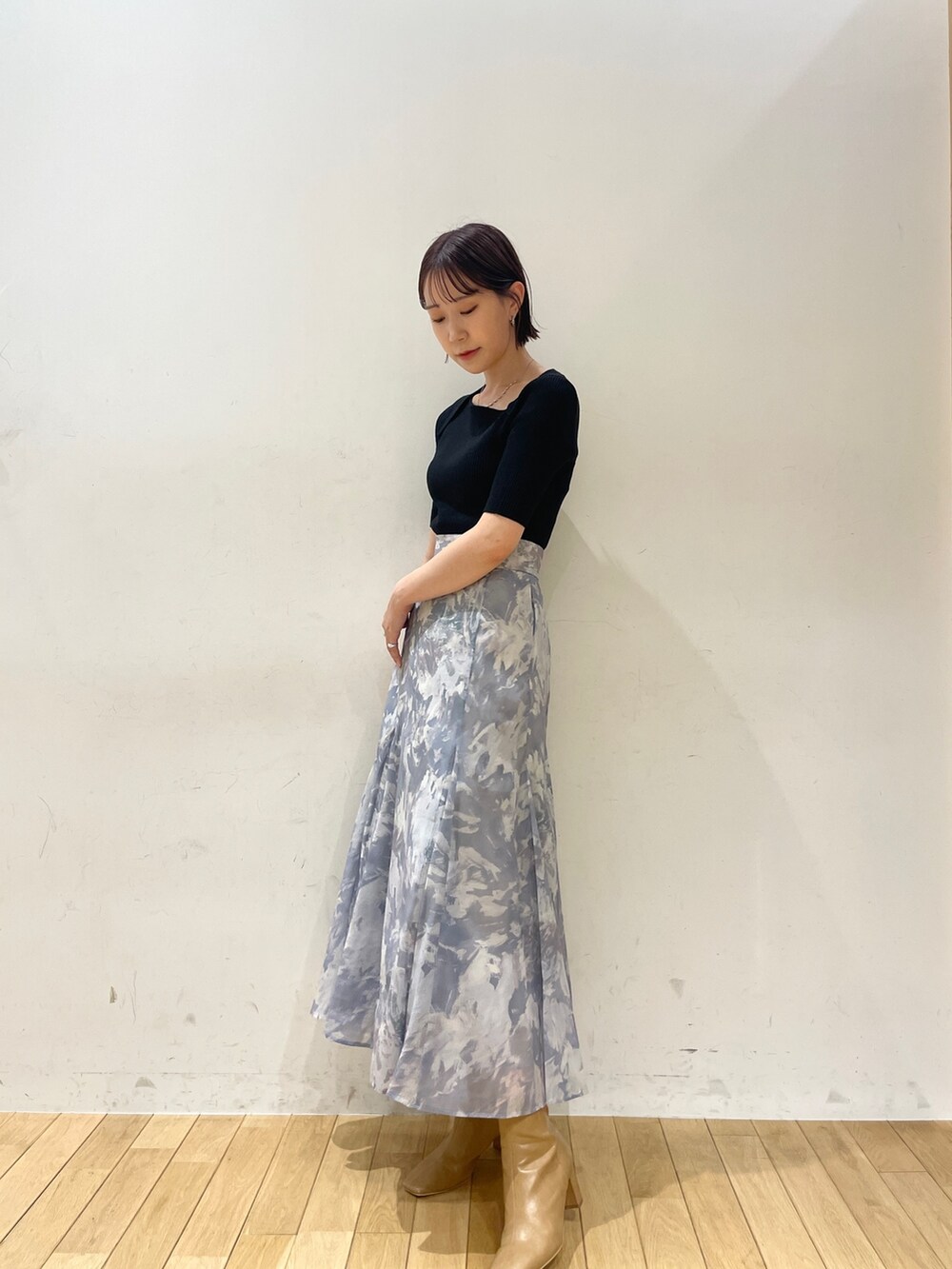 ブラック系のニット/セーター、パープル系のスカート、ブルー系のサンダルを着用したレディースの夏コーディネートの4枚目の写真