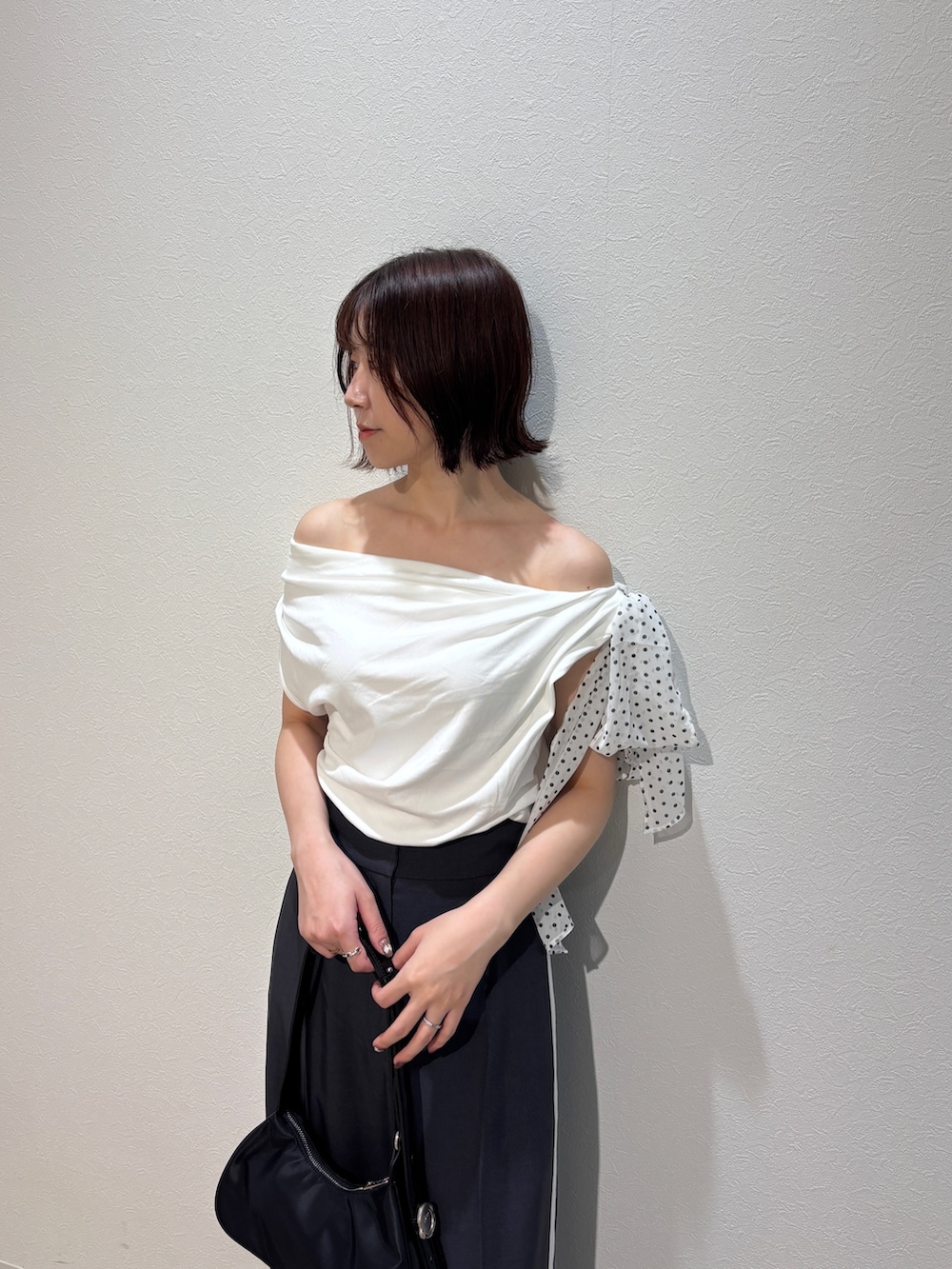 グレー系のその他パンツ、ホワイト系のサンダル、ブラック系のハンドバッグを着用したレディースの夏コーディネートの7枚目の写真