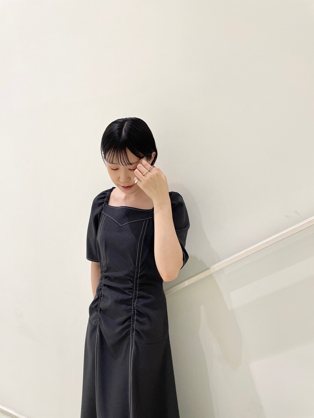 ブラック系のワンピース、その他のサンダルを着用したレディースの春コーディネートの5枚目の写真